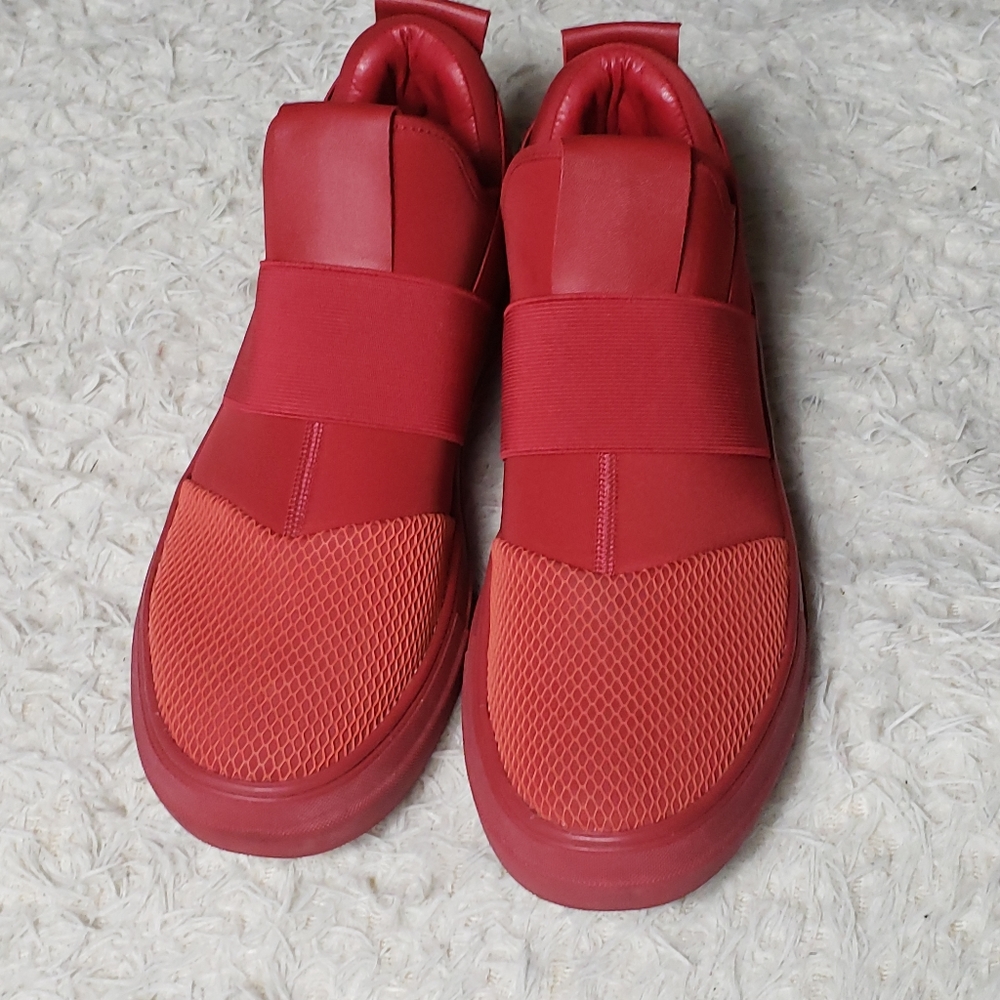 SALE!! STEVE MADDEN REMOTE SNEAKER